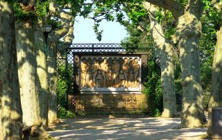 Platanenhain Mathildenhöhe, Hoetger Relief 'Sommer' ©Darmstadt Marketing_Agnes Allig